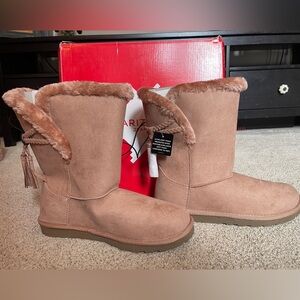 Brand New Arizona faux shearling short boot